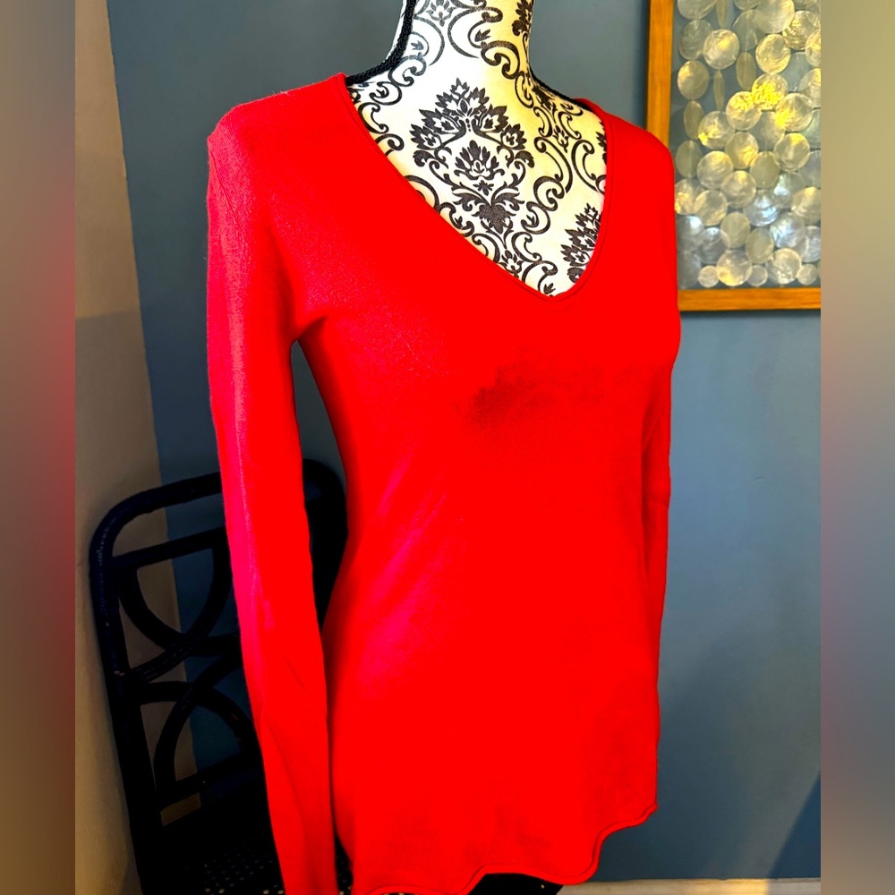 ALLUDE - Cashmere V- neck, long sleeved sweater. XSmall